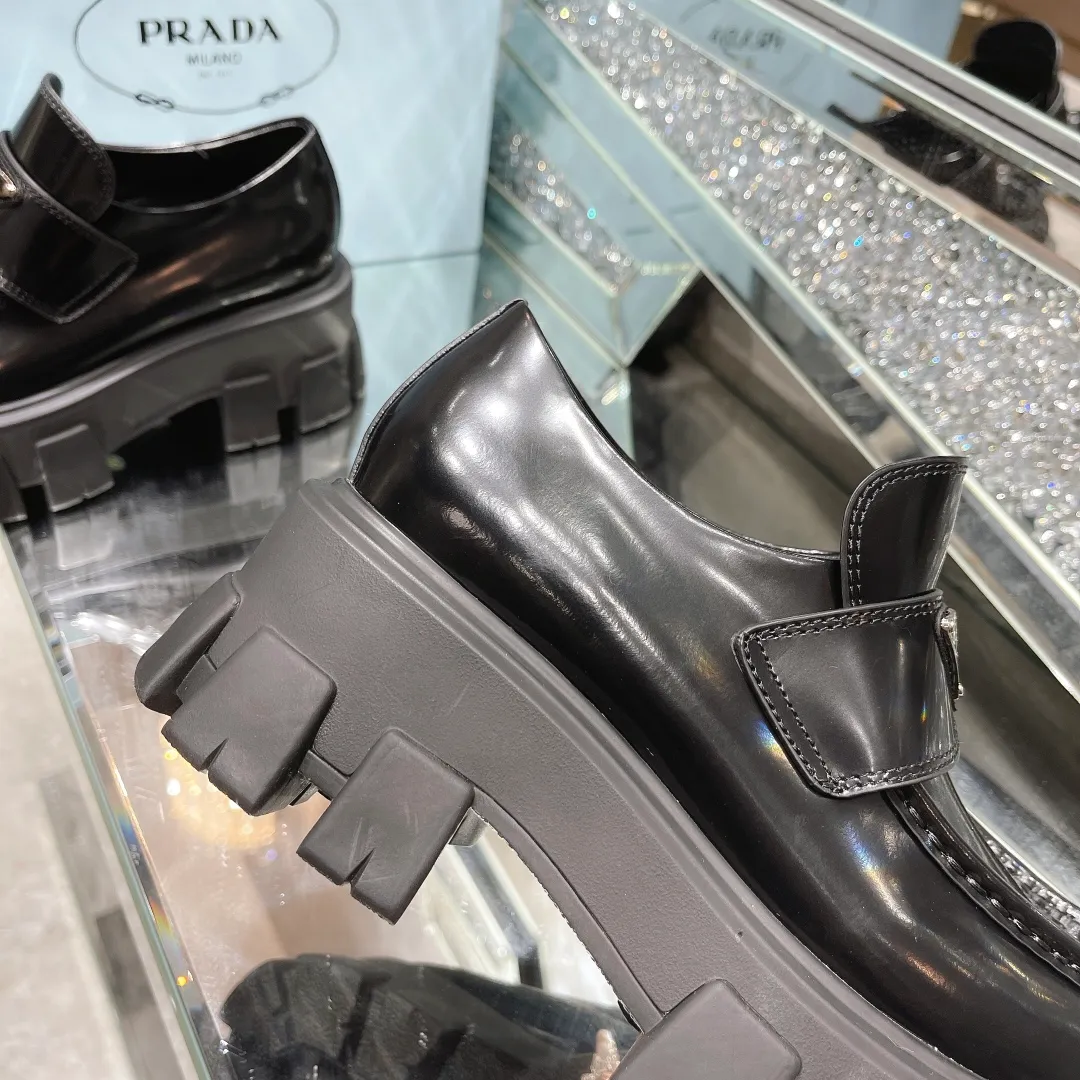 👟👟Ex-factory price 480👟👟 PRADA will be cheating this year💋 Prada, the invincible cheater, instantly releases all the beautiful shoes that are fairy shoes👠All of them are my favorite😍New models developed at the original store! High-end casual shoes, a one-to-one copy of the original perfect last shape. Perfect workmanship. Perfect choice for you. High-end goods have pictures and truth! Supports various comparisons! It is comfortable and elegant to wear. The original molded outsole is a 1:1 replica. It adopts non-slip and wear-resistant imported TPU combined outsole, which is vacuum combined to form a thick sole~ 💥Fabric: Imported open-edge beaded cowhide 💥Sole thickness: 5.5cm. Really good product. Worth owning 💥Color: Black White 💥Size: 35-40